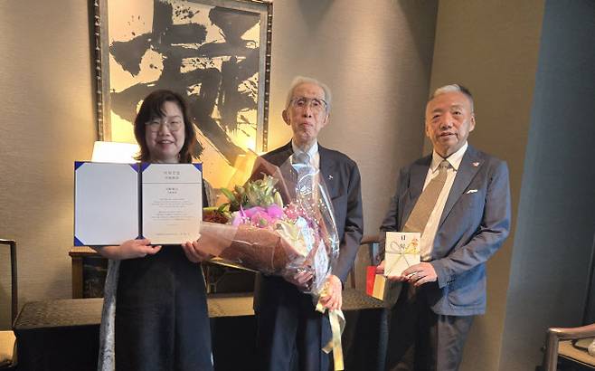 재단법인 이희건 한일교류재단이 지난 19일 일본 오사카 웨스틴 호텔에서 ‘이희건 상’초대 수상자로 일본 산요전기 창업자의 후손인 이우에 사토시 전(前) 산요전기 회장을 선정했다고 23일 밝혔다. 이날 시상식에 참석한 이훈(왼쪽부터) 재단법인 이희건 한일교류재단 고문, 이우에 사토시 전 산요전기 회장, 이경재 재단법인 이희건 한일교류재단 이사가 기념촬영하고 있다.  사진=이희건 한일교류재단 제공
