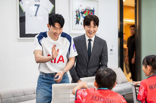 AIA생명이 지난 21일 서울 중구에 위치한 AIA타워에서 축구선수 손흥민(왼쪽)과 소아암 아동을 위한 ‘꿈 멘토링’을 진행했다.(사진=AIA생명)