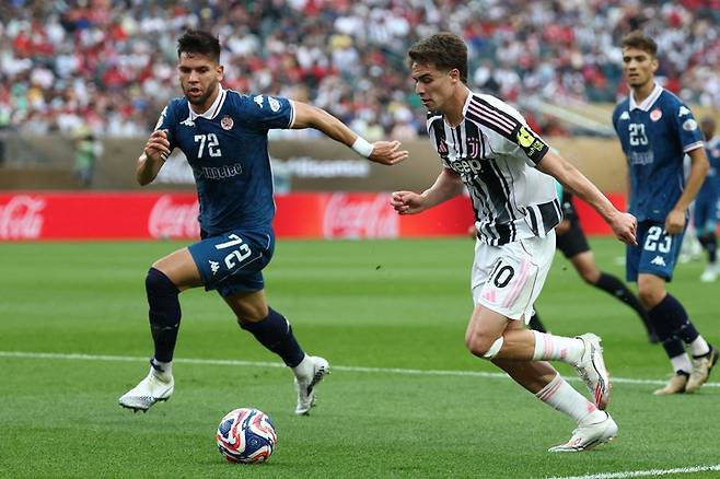 2025년 6월 22일, 미국 필라델피아의 링컨 파이낸셜 필드 스타디움에서 열린 FIFA 클럽 월드컵 2025 G조 경기에서 유벤투스(이탈리아)의 터키 출신 미드필더 케난 일디즈(등번호 10번·오른쪽)가 위다드 AC(모로코)의 브라질 수비수 기예르메 페레이라(등번호 72번)와 볼 경합을 벌이고 있다.