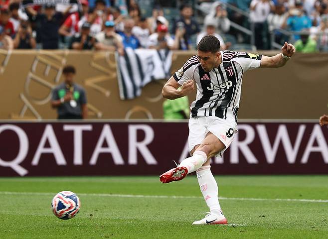 2025년 6월 22일(현지시간) 미국 펜실베이니아주 필라델피아의 링컨 파이낸셜 필드에서 열린 FIFA 클럽 월드컵 G조 경기, 유벤투스와 위다드 카사블랑카의 맞대결에서 유벤투스의 두산 블라호비치가 페널티킥으로 팀의 네 번째 골을 기록하고 있다.