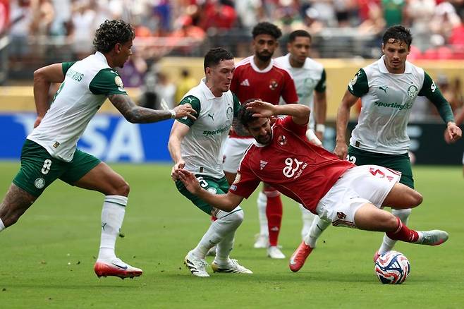 2025년 6월 19일(현지시간), 미국 뉴저지주 이스트 러더퍼드의 메트라이프 스타디움에서 열린 2025 FIFA 클럽 월드컵 A조 조별리그 경기에서, 브라질의 파우메이라스 리샤르지 히우스(등번호 8번, 콜롬비아)와 아니발 모레노(등번호 5번, 아르헨티나)가 이집트 알 아흘리의 모하메드 알리 벤 롬다네(등번호 5번, 튀니지)와 볼 다툼을 벌이고 있다.&nbsp;