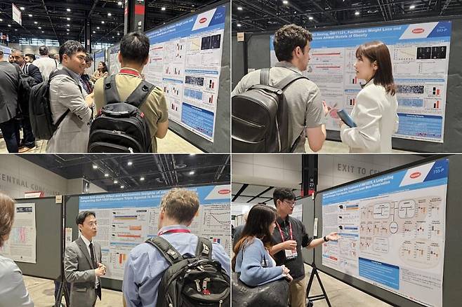 한미약품 R&D센터 연구원들이 주요 연구 내용이 담긴 포스터를 토대로 참석자들에게 설명하고 있다. [사진=한미약품]