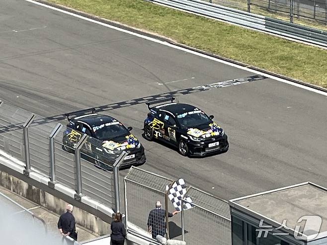 19~22일(현지시간) 독일  라인란트팔츠주 뉘르부르크의 뉘르부르크링 서킷에서 열린 '뉘르부르크링 24시 내구레이스'가 열렸다. 사진은 마지막 피니시 라인을 향해 질주 중인 도요타의 GR 야리스의 모습.(토요타 가주 루키 레이싱 공동취재단 제공)