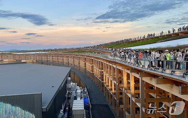 해가 저물어질때 즈음에 그랜드 링에 일몰을 감상하려는 인파가 몰려든다. ⓒ News1 윤슬빈 기자