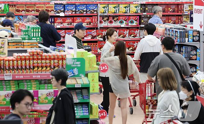 서울 시내 한 대형마트에서 시민들이 장을 보고 있다.  (사진은 기사 내용과 무관함) / 뉴스1 ⓒ News1 김성진 기자