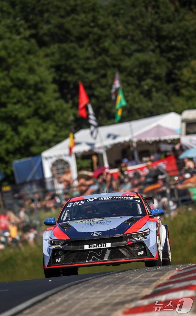 19~22일(현지시간) 독일  라인란트팔츠주 뉘르부르크의 뉘르부르크링 서킷에서 열린 '뉘르부르크링 24시 내구레이스'가 열렸다.  사진은 10년 연속 이 대회에 참가한 현대차의 고성능 브랜드 현대 N의 차량.(ADAC 제공)