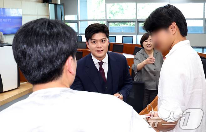 김용태 국민의힘 비상대책위원장이 22일 서울 성북구 고려대 의대 문숙의학관에서 열린 전공의‧의대생들에게 듣는 의료대란 해결방안 간담회에서 참석자들과 대화를 하고 있다. 2025.6.22/뉴스1 ⓒ News1 김명섭 기자