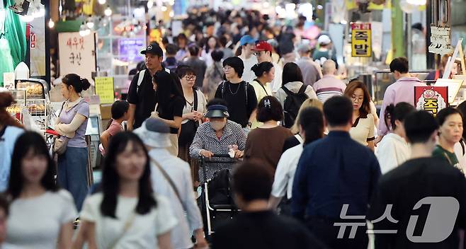 정부가 소비 진작 등 내수 활성화를 위해 20조 원 규모의 2차 추가경정예산안을 국무회의에서 의결한 가운데 19일 오후 서울 마포구 망원시장이 장을 보는 시민들로 붐비고 있다. 2025.6.19/뉴스1 ⓒ News1 오대일 기자