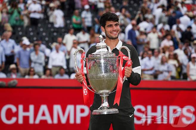HSBC 챔피언십에서 우승한 알카라스. ⓒ AFP=뉴스1