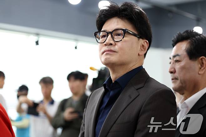 한동훈 전 국민의힘 대표가 제21대 대통령 선거 사전투표 첫날인 29일 광주 동구 창업지원센터에 위치한 서남동 사전투표소에서 투표 순서를 기다리고 있다. 2025.5.29/뉴스1 ⓒ News1 이승현 기자