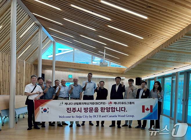 캐나다 산림투자혁신기관과 캐나다우드그룹이 23일 진주의 대표적인 친환경 목조건축물을 둘러보고 있다(진주시 제공. 재판매 및 DB금지).