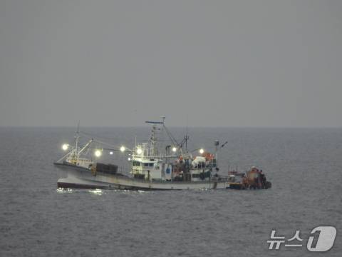 경북 포항해양경찰서가 22일 오후 10시 58분쯤 구룡포 동방 약 170km 해상에서 항해 중이던 통발어선 A호(9.77톤)가 스크루에 부유뮬이 감겨 기관이 작동하지 않는다는 신고를 받고 출동해 구조작업을 펼쳤다. (포항해양경찰서제공, 제판매 및 DB금지) 2025.6.23/뉴스1