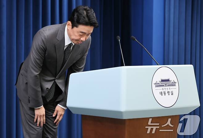 강훈식 대통령 비서실장이 23일 서울 용산구 대통령실 청사에서 장관 후보자 인선 발표을 하기 앞서 고개숙여 인사하고 있다. 2025.6.23/뉴스1 ⓒ News1 허경 기자
