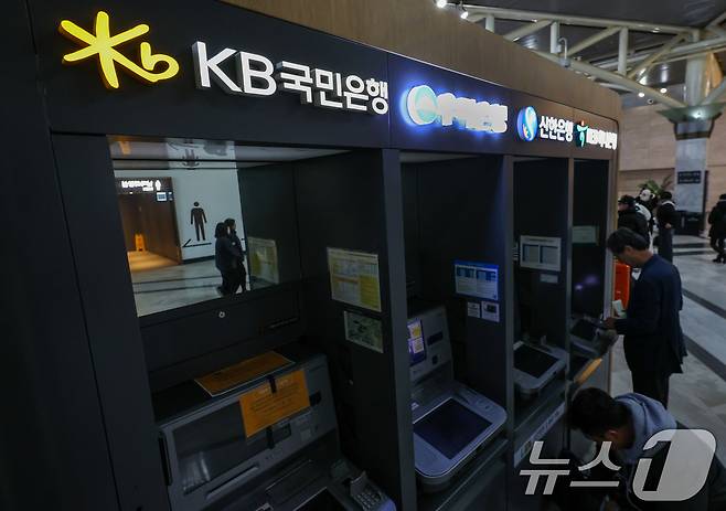 4대 금융그룹이 중동 리스크 대응을 위한 본격 비상 대응 체제에 돌입했다.사진은 서울 시내에 설치된 시중은행 ATM 기기 모습. 2025.2.3/뉴스1 ⓒ News1 허경 기자
