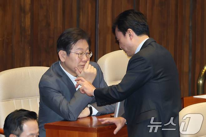 이재명 더불어민주당 대표와 안규백 의원이 지난 3월 20일 오후 서울 여의도 국회에서 열린 본회의에서 대화하는 모습. 2025.3.20/뉴스1 ⓒ News1 이광호 기자