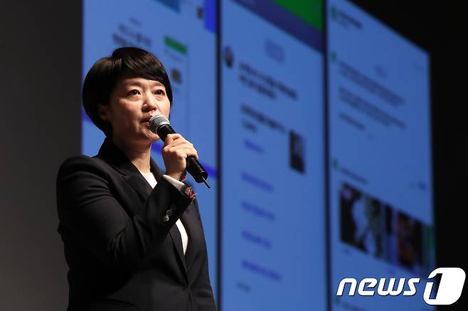 한성숙 후보자가 네이버 대표 시절  창작자, 소상공인이 네이버의 핵심 파트너임을 다시 한 번 강조하고, 이들을 대상으로 한 보다 지속적이고 확장된 AI 기술플랫폼 지원 계획을 발표하는 모습. 2018.2.21/뉴스1 ⓒ News1 민경석 기자