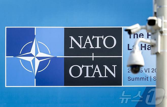 19일(현지시간) 네덜란드 헤이그 월드포럼 건물에 북대서양조약기구(NATO·나토) 로고가 붙어 있다. 나토 정상회의는 오는 24~25일 헤이그에서 개최될 예정이다. 2025.06.19 ⓒ AFP=뉴스1 ⓒ News1 김지완 기자