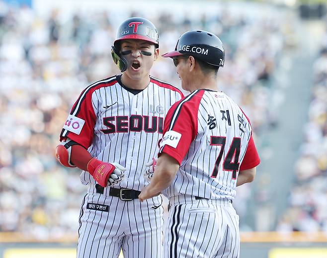 박해민이 적시타를 친 뒤 세리머니를 펼치고 있다. 사진 | 연합뉴스