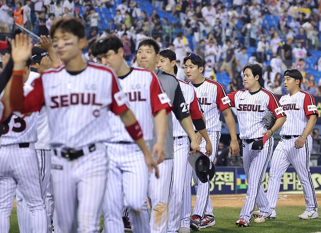 승리 후 하이파이브를 하는 LG 선수단. 사진 | 연합뉴스
