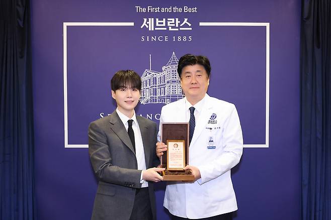 금기창 연세의료원장(오른쪽)과 슈가가 기념 사진을 촬영하고 있다. 사진 | 세브란스