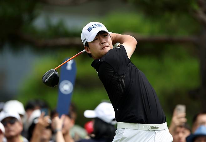 김민규가 22일 열린 ‘제68회 KPGA 선수권대회’ 최종 라운드 1번홀에서 티샷을 하고 있다. 사진 | KPGA