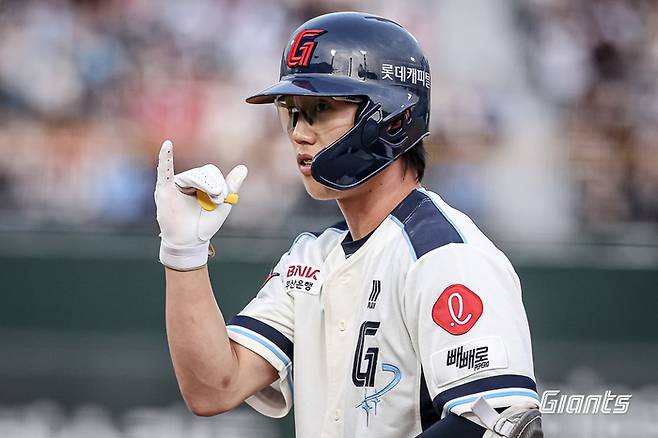 롯데 전민재가 세리머니를 하고 있다. 사진 | 롯데 자이언츠