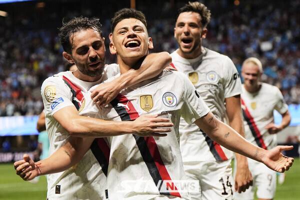 득점을 터트린 후 환호하는 맨체스터 시티 클라우디오 에체베리. 사진┃뉴시스/AP