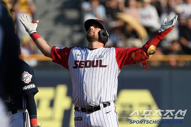 6경기 만에 안타를 생산한 오스틴이 두 팔을 번쩍 들어 올리며 환호했다.