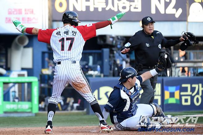 세이프를 확신한 박해민도 두 팔을 번쩍 들어 올리며 득점을 확신했다.