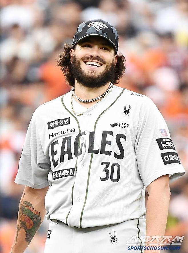 22일 대전 한화생명볼파크에서 열린 키움-한화전. 6회초 2사 1루 최주환이 폰세를 상대로 안타를 쳤다. 폰세가 마운드를 내려오며 최주환을 바라보고 있다. 대전=정재근 기자 cjg@sportschosun.com/2025.6.22/