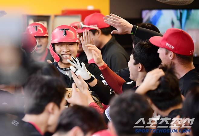 22일 인천 SSG랜더스필드에서 열린 SSG와 KIA의 경기. 8회초 KIA 김석환이 역전 투런 홈런을 날렸다. 동료들의 축하를 받고 있는 김석환. 인천=송정헌 기자songs@sportschosun.com/2025.06.22/