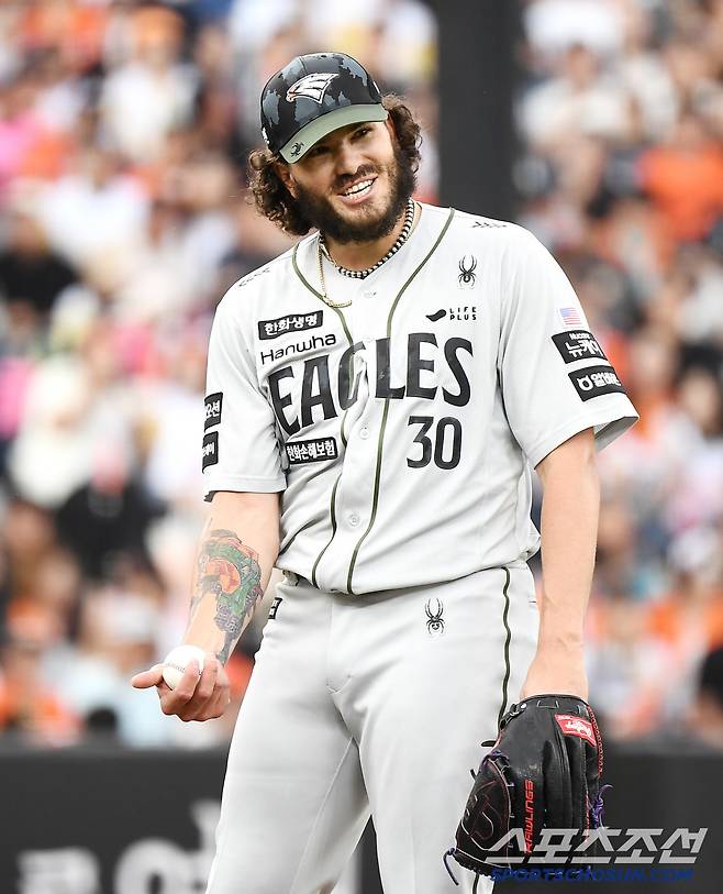 6회초 2사 1루 최주환이 폰세를 상대로 안타를 쳤다. 폰세가 믿을 수 없다는 표정으로 최주환을 바라보고 있다. 사진=정재근 기자 cjg@sportschosun.com