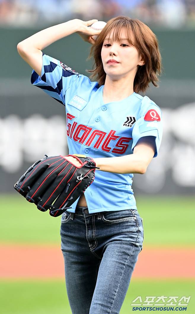 22일 부산 사직야구장에서 열린 삼성과 롯데의 경기, 레드벨벳 웬디가 시구를 하고 있다. 부산=허상욱 기자wook@sportschosun.com/2025.06.22/