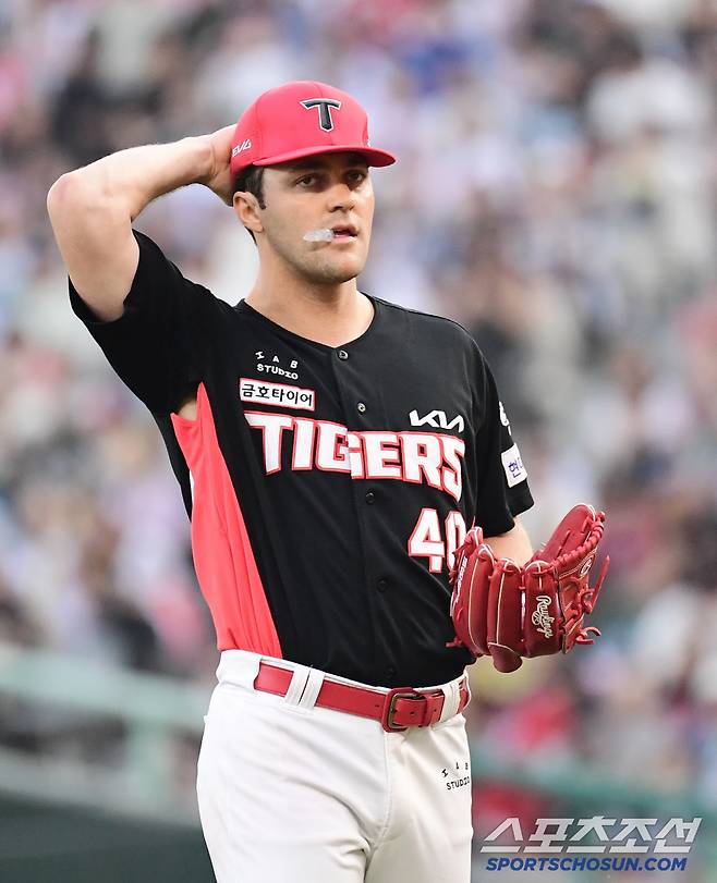 22일 인천 SSG랜더스필드에서 열린 SSG와 KIA의 경기. 7회 경기 도중 SSG 이숭용 감독이 심판 판정에 어필을 했다. 잠시 경기가 중단되자 경기 재개를 기다리는 KIA 선발 네일. 인천=송정헌 기자songs@sportschosun.com/2025.06.22/