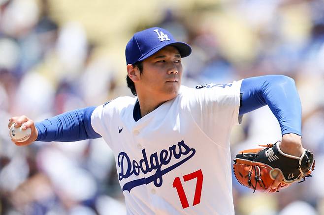 Jun 22, 2025; Los Angeles, California, USA; Los Angeles Dodgers two?way player Shohei Ohtani (17) pitches the ball during the second inning against Washington Nationals at Dodger Stadium. Mandatory Credit: Kiyoshi Mio-Imagn Images







<저작권자(c) 연합뉴스, 무단 전재-재배포, AI 학습 및 활용 금지>
