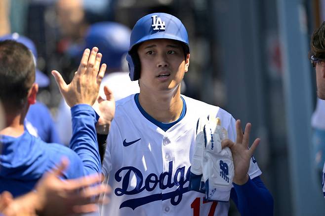 LOS ANGELES, CALIFORNIA - JUNE 22: Shohei Ohtani #17 of the Los Angeles Dodgers is greeted in the dugout after scoring a run in the sixth inning against the Washington Nationals at Dodger Stadium on June 22, 2025 in Los Angeles, California.   Jayne Kamin-Oncea/Getty Images/AFP (Photo by Jayne Kamin-Oncea / GETTY IMAGES NORTH AMERICA / Getty Images via AFP)







<저작권자(c) 연합뉴스, 무단 전재-재배포, AI 학습 및 활용 금지>