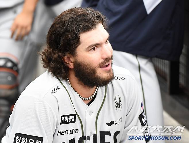 22일 대전 한화생명볼파크에서 열린 키움-한화전. 6회초 2사 1루 최주환이 폰세를 상대로 안타를 쳤다. 폰세가 마운드를 내려와 최주환과 대화를 나누고 있다. 대전=정재근 기자 cjg@sportschosun.com/2025.6.22/