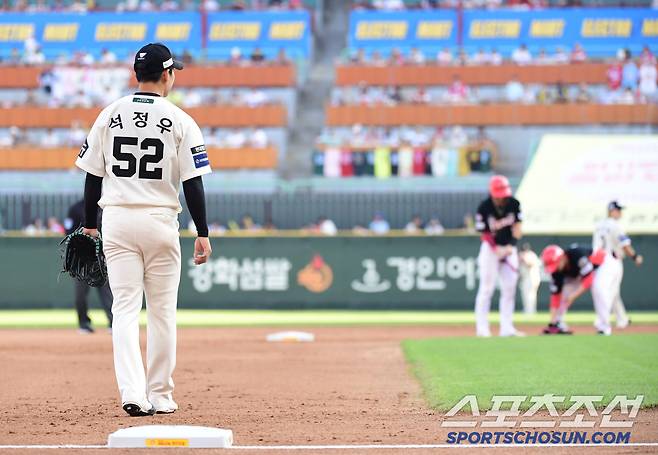 22일 인천 SSG랜더스필드에서 열린 SSG와 KIA의 경기. 5회 실책성 수비로 박찬호에게 2루타를 내준 SSG 석정우 3루수. 인천=송정헌 기자songs@sportschosun.com/2025.06.22/