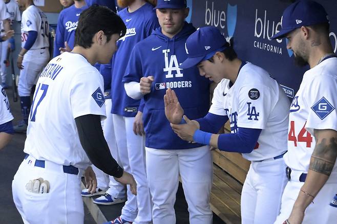 김혜성과 오타니 쇼헤이가 겸손 모드로 인사를 나누고 있다. Imagn Images연합뉴스