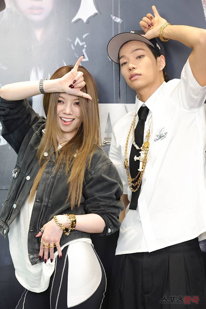 데뷔 기념 팝업 스토어 오픈 포토콜 행사에 참석한&nbsp;신인 혼성 그룹 올데이 프로젝트(ALLDAY PROJECT) 베일리, 타잔. 25.6.23 ⓒ이혜영 기자 lhy@hankooki.com