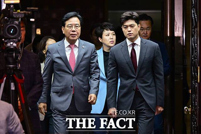 전례에 비추어볼 때 혁신위가 성공하기 위해선 '국민 눈높이에 맞는 쇄신안'과 '지도부의 전적 수용'이라는 조건이 선행돼야 한다. 사진은 김용태 국민의힘 비상대책위원장과 송언석 원내대표가 20일 오전 서울 여의도 국회에서 열린 '비리백화점 이재명 정부 인사청문회 대책' 긴급 의원총회에 참석하고 있는 모습. /남윤호 기자