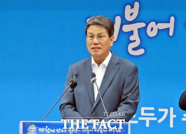 김돈곤 청양군수가 23일 군청 대회의실에서 기자회견을 갖고 군정에 대해 설명하고 있다. /김형중 기자