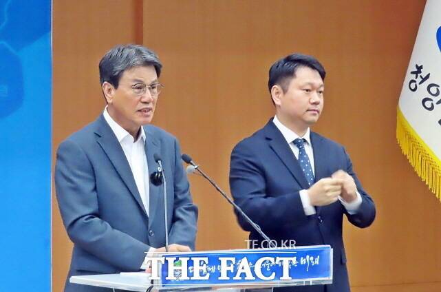 김돈곤 청양군수가 23일 군청 대회의실에서 기자회견을 갖고 군정에 대해 설명하고 있다. /김형중 기자