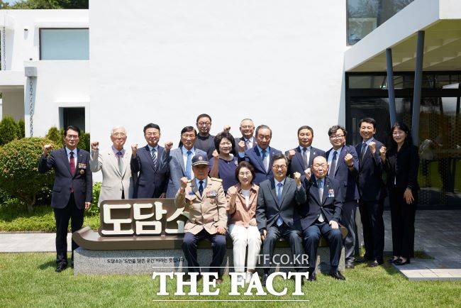 23일 오후 도담소에서 열린 경기도 보훈단체장 오찬 간담회에서 김동연 경기도지사와 도내 13개 보훈단체 경기도지부장 등이 기념촬영을 하고 있다. /경기도