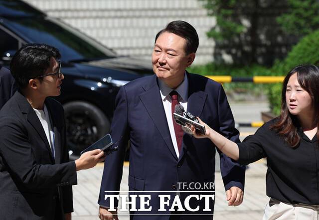 윤석열 전 대통령이 23일 오전 서울 서초구 서울중앙지방법원에서 내란 우두머리 혐의 사건 8차 공판에 출석하고 있다. /사진공동취재단