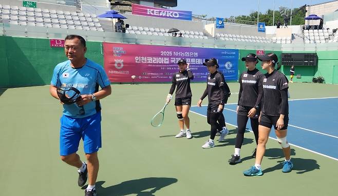 코리아컵 여자단체전 결승에서 일본에 패한 뒤 코트를 떠나고 있는 고복성 감독과 한국 여자 대표 선수. 한국은 이번 대회에서 처음으로 노골드의 수모를 떠안았다. 대한소프트테니스협회 제공
