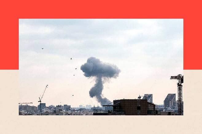 6월 22일 미사일 공격 당시 이스라엘 텔아비브에서 연기가 치솟는 모습