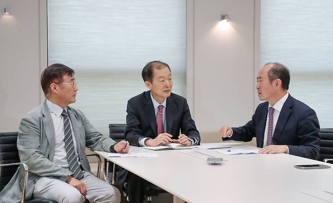 (왼쪽부터) 마영삼 전 주이스라엘 대사와 안호영 전 주미 대사, 윤강현 전 주이란 대사가 22일 서울 중구 본사 편집국에서 미국의 이란 공격이 국제정세와 한반도에 미치는 영향을 주제로 좌담을 하고 있다./박성원 기자