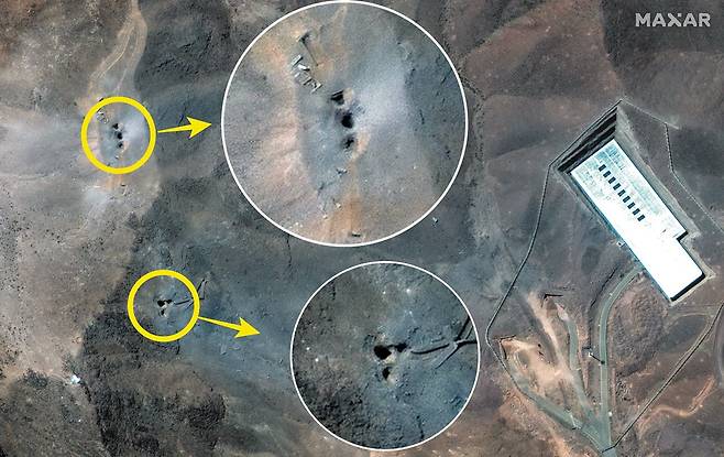 폭격 직후의 포르도 - 미 우주 기술 기업 맥사 테크놀로지가 22일 미국 공습 후 타격을 입은 이란 포르도 핵 농축 시설의 위성사진을 공개했다. 폭탄의 충격으로 인해 생긴 충돌구(노란 원 안쪽)가 보인다. /AP 연합뉴스