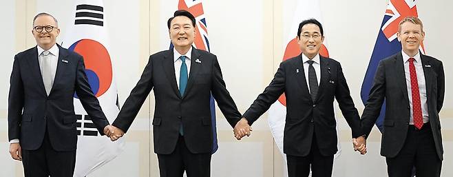 지난 2023년 리투아니아 빌뉴스에서 열린 나토 정상회의에서 나토의 파트너국인 '인도·태평양 4국(IP4)' 일원인 윤석열 대통령(왼쪽에서 두번째), 앤서니 앨버니지 호주 총리(맨 왼쪽), 기시다 후미오 일본 총리(왼쪽에서 세번째), 크리스 힙킨스 뉴질랜드 총리가 손을 잡고 기념 촬영을 하고 있다. /연합뉴스